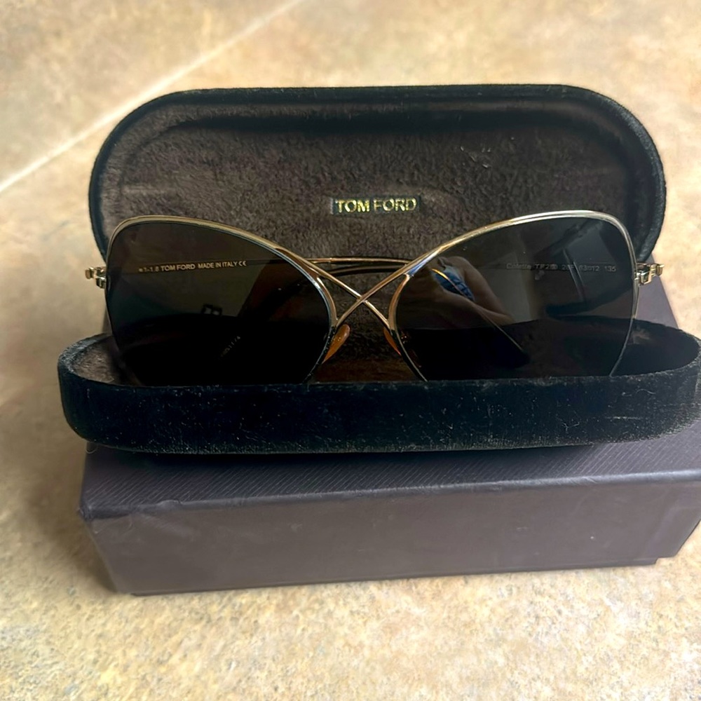 Selling Tom Ford Sun glasses only wore them 3 times.